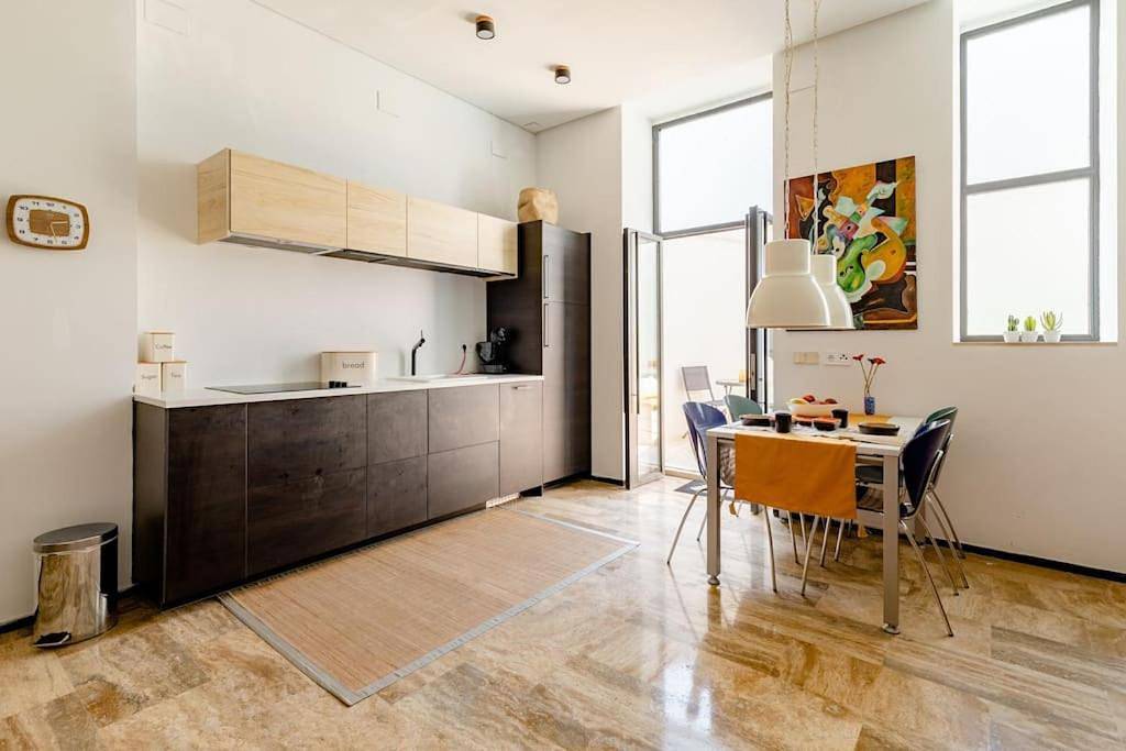 Apartamento entero, Cozy loft patio+pool +wifi in Valencia City Centre, Valencia