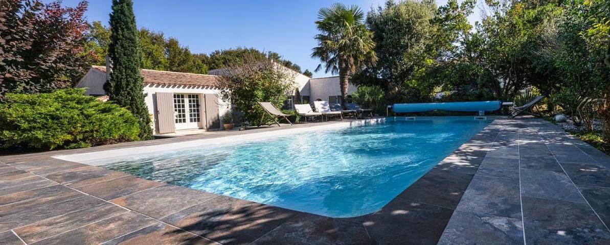 Location de vacances pour 12 personnes, avec jardin et piscine, animaux acceptés à Marsilly