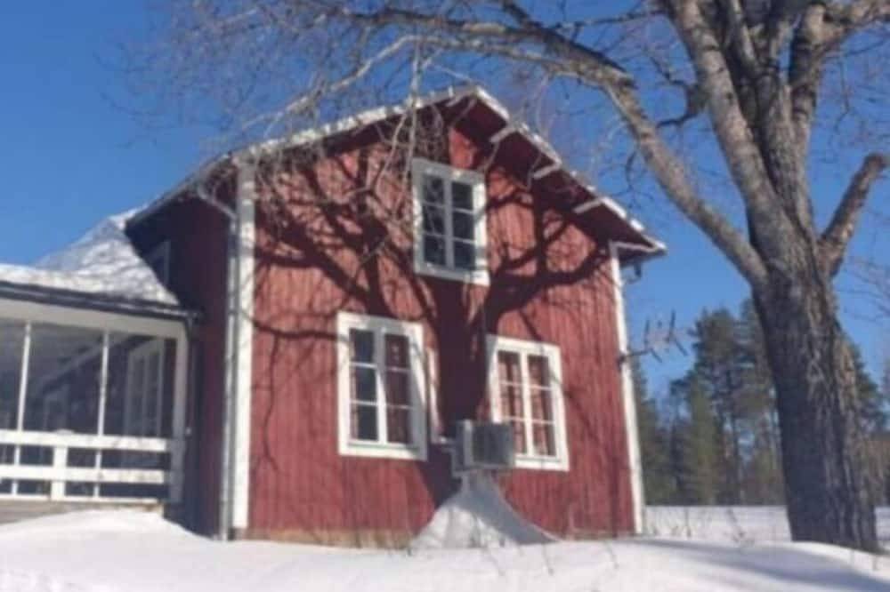 Cozy Cabin in Swedish Lapland with sauna in Skelleftea, Bottenwiek
