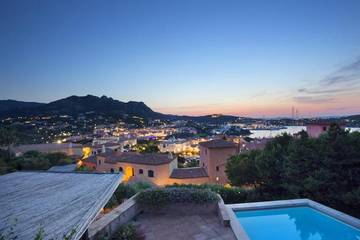 Villa pour 8 personnes, avec vue ainsi que jardin et piscine à Porto Cervo