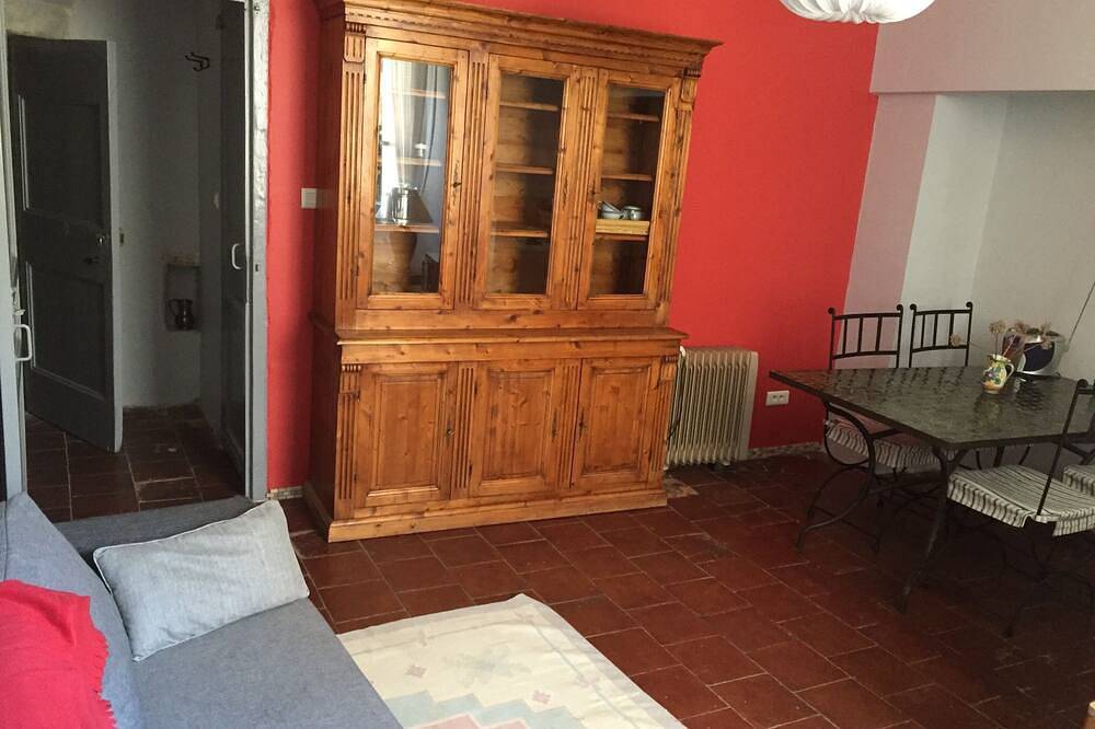 Apartamento entero, Sirocco-Apartamento-Superior-Baño privado con bañera-Vista a la Calle in Barjac, Región de Alès
