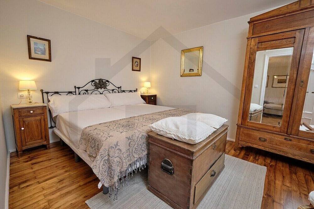 Entire apartment, Casona del Sol El Retorno I in Lastres, Colunga