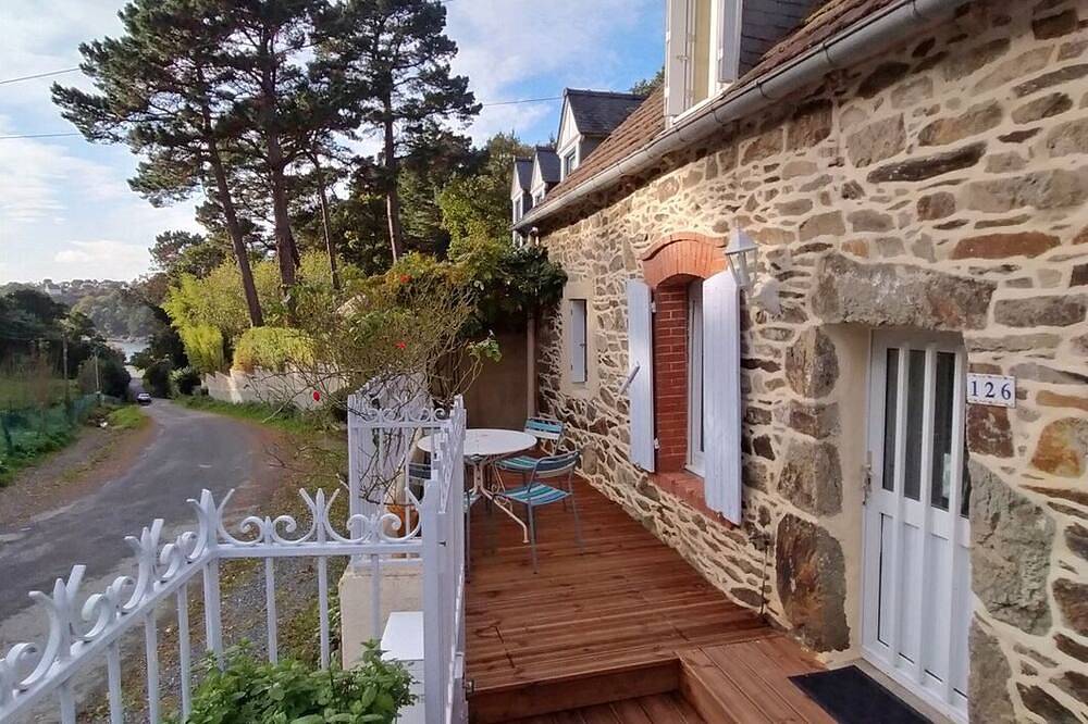 Fisherman's house near the Gr and the sea. Quiet, privileged surroundings! in Paimpol, Rosa Granitküste