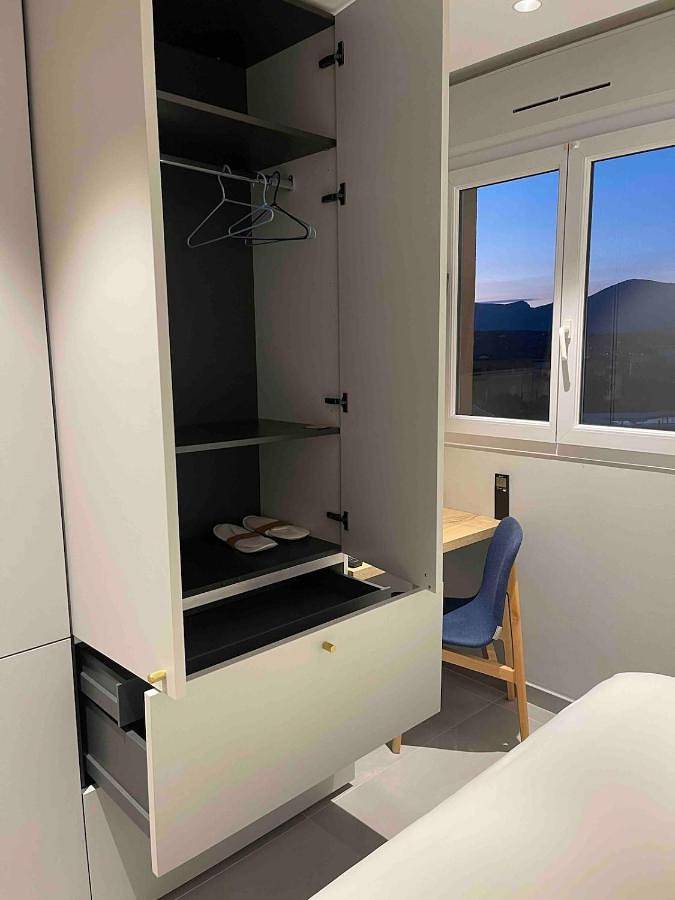 Appartement entier, Peaceful new Apartment in heart of French Riviera with Mountain and Pool view in Biot, Côte méditerranéenne (France)