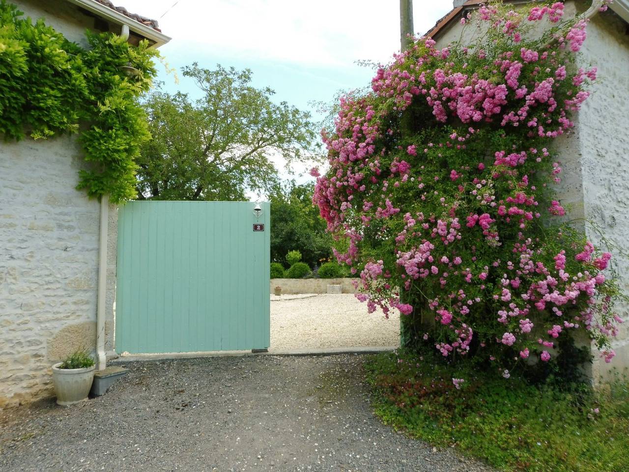 Gite au calme propice à la détente, piscine privée in Cellefrouin, Charente