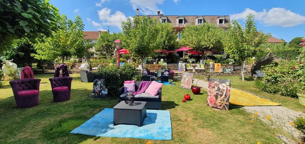 Hôtel pour 3 personnes, avec Terrasse et Jacuzzi ainsi que Jardin et Piscine