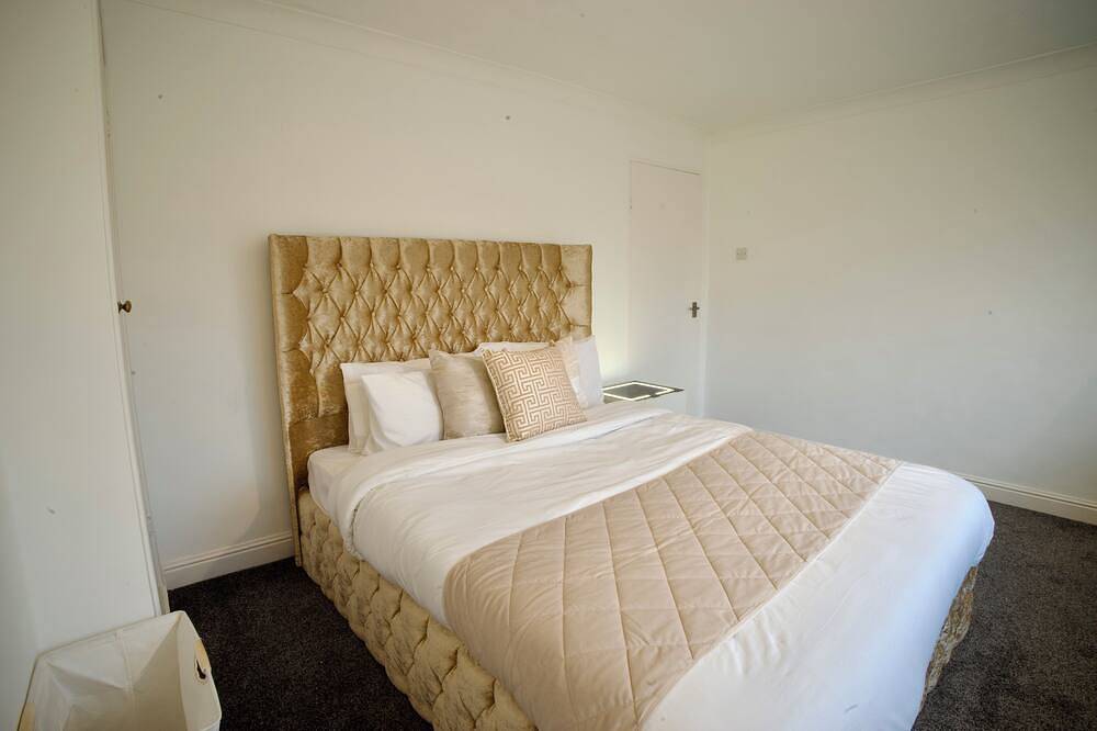 Luxury 3-Bed Retreat Near Gatwick | Media Wall Fire Place, Garden & Free Parking in Crawley, West Sussex