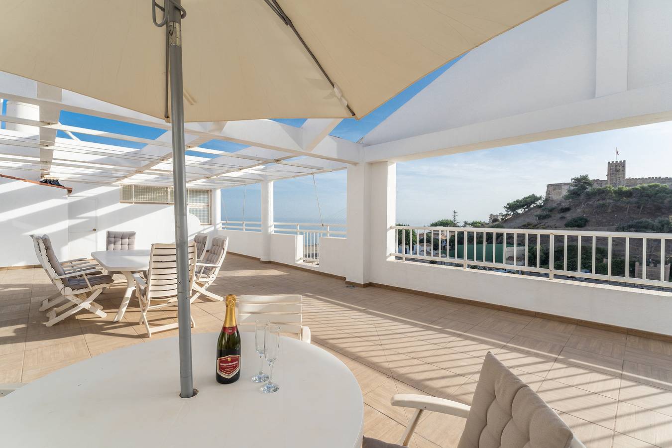 Apartamento entero, Apartamento "Ático Castillo" con vistas al mar, piscina compartida y Wi-Fi in Fuengirola, Costa del Sol