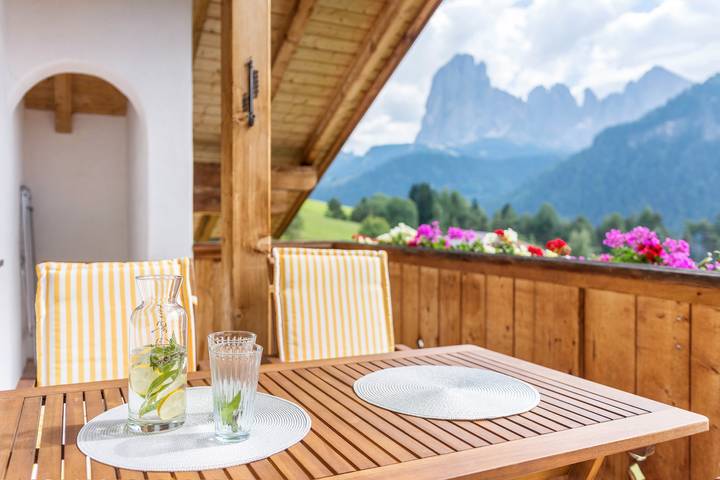 Appartamento intero, Appartamento "Lara Ruveda" con vista montagna, terrazza privata e Wi-Fi in San Giacomo (Sankt Ulrich), Ortisei