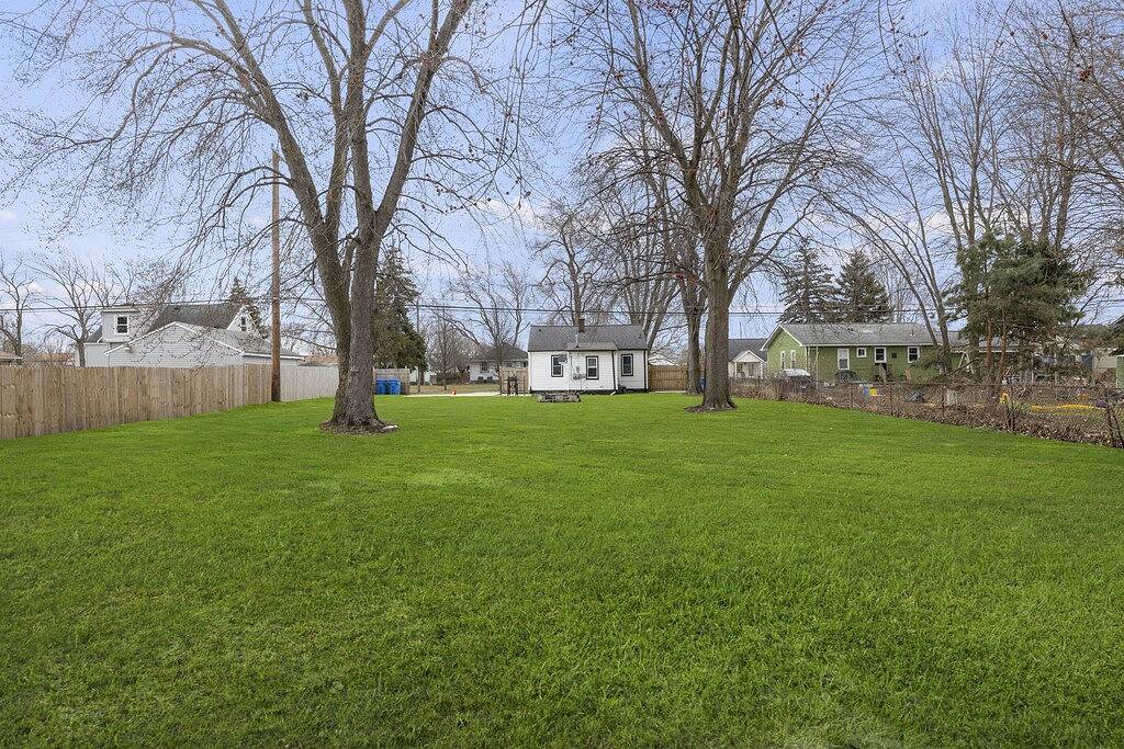 Great Location! Cozy Home with Huge Backyard in Macomb County