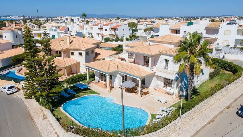 Location de vacances pour 16 personnes, avec Jardin et Piscine dans Touguinhó