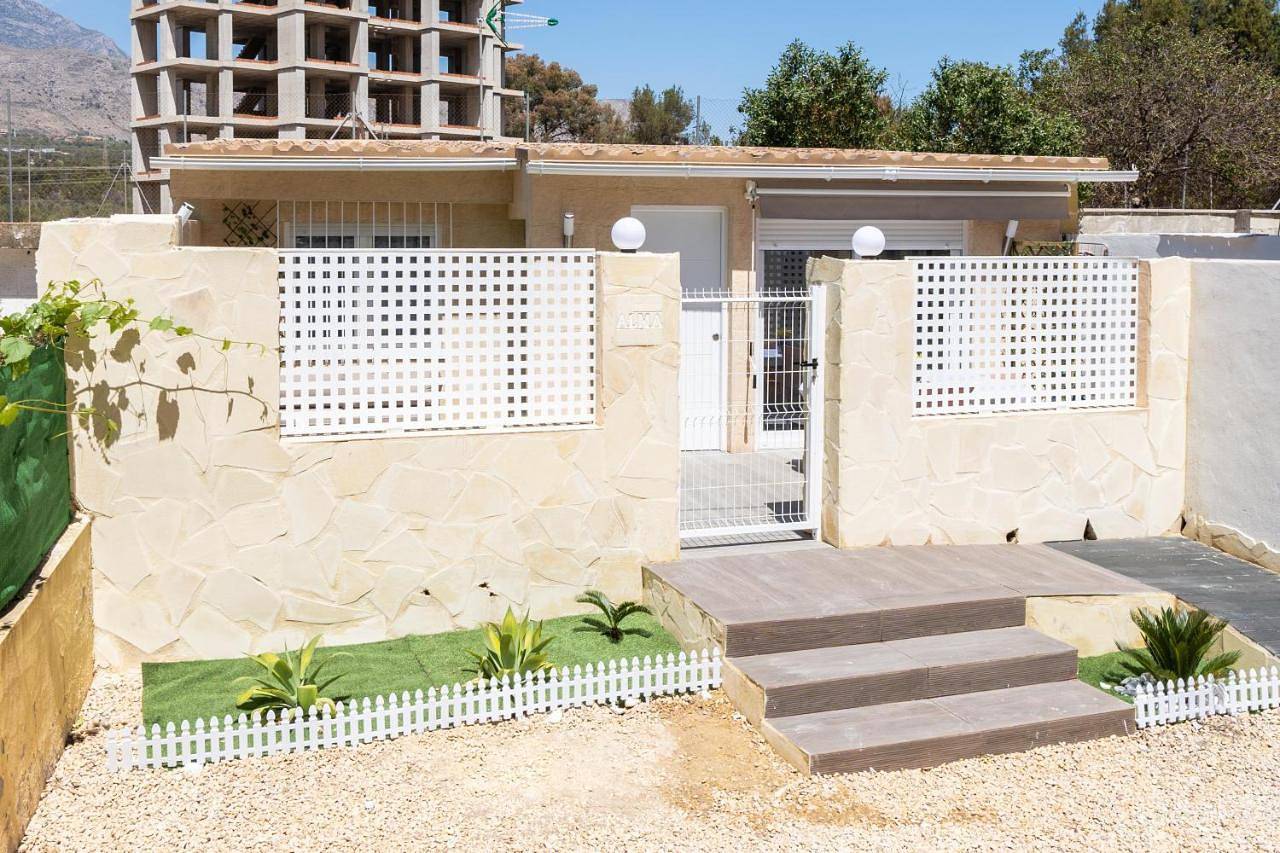 Apartamento Alma con terreno privado y parking compartido - a 800m de Playa Poniente in Benidorm, Costa Blanca