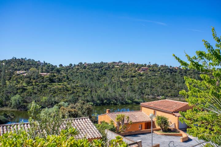 Maison de vacances "Mon Petit Coin De Paradis" avec vue sur le lac, piscine privée et Wi-Fi in La Londe-les-Maures, Côte méditerranéenne (France)