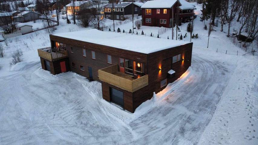 Ferienwohnung für 8 Personen, mit Balkon und Terrasse sowie Garten und Ausblick in Kvaløya