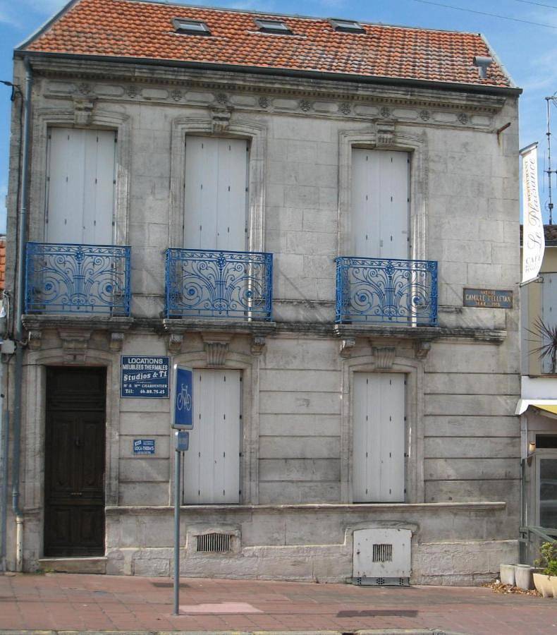 Appartement entier, L'Authentique - Situé en face des thermes et tout proche du coeur de ville in Rochefort, Région de Rochefort