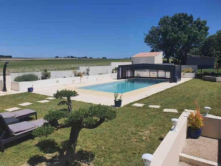 Location de vacances pour 4 personnes, avec piscine ainsi que terrasse et jardin à Épargnes