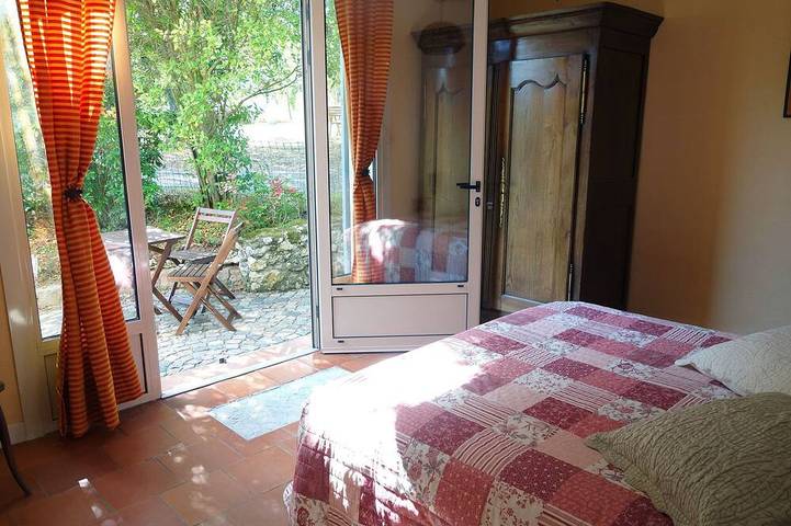 Gîte pour 2 personnes, avec jardin et terrasse à Villegouge