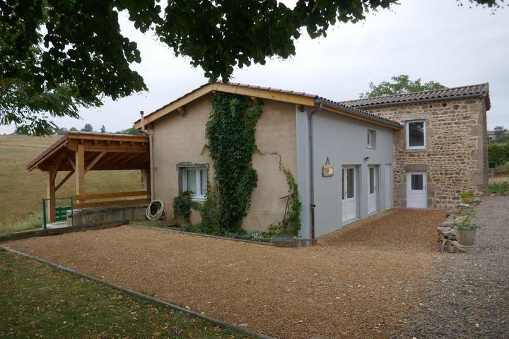 Gîte pour 7 personnes, avec vue et terrasse dans Trézioux