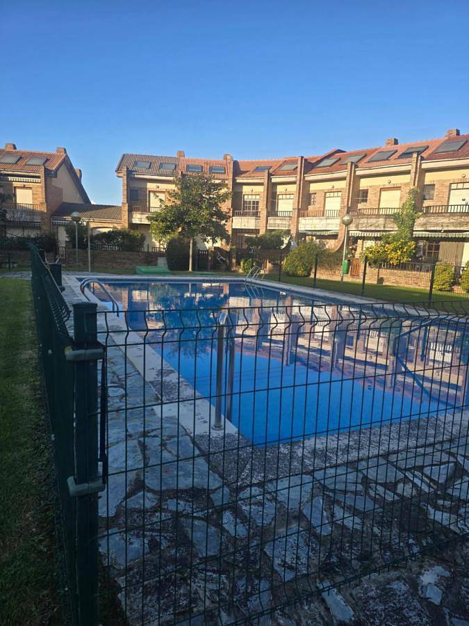 Casa de vacaciones para 10 personas, con jardín además de vistas y piscina - 1