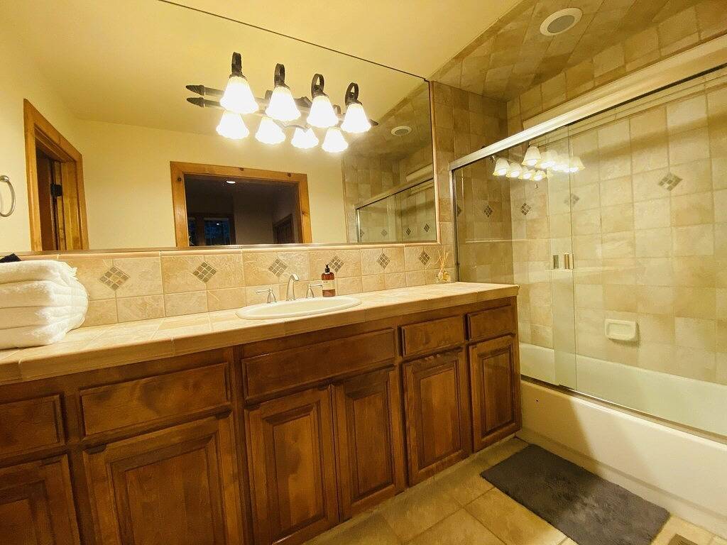 Lakefront cabin with private boat launch, with boat slip !! in Bass Lake