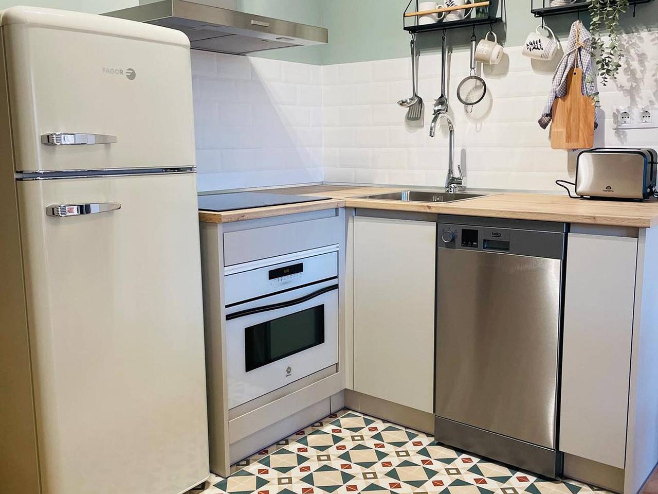 Entire apartment, Two-Bedroom Apartment with Pool, Balcony, and Garage in Tranquil Jaca in Jaca, Spanish Pyrenees