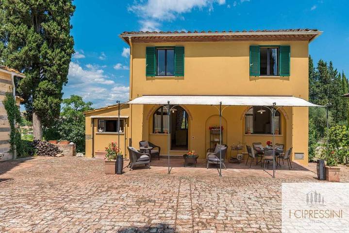 Villa per 5 persone, con piscina e panorama nonché giardino, con animali domestici a Siena