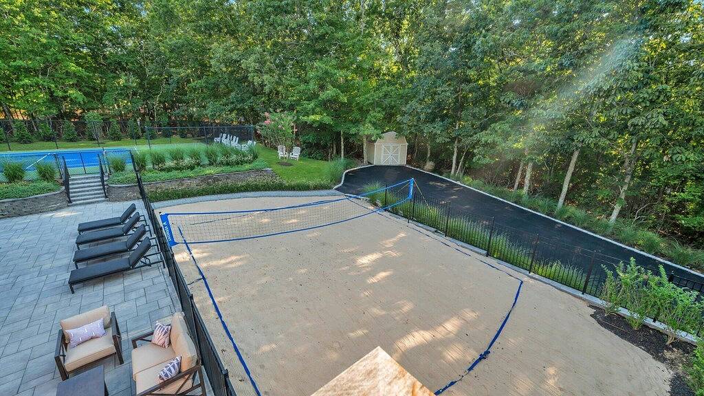 Very private Chalet-style log cabin with luxury amenities and in-home... in Noyack, Hamptons