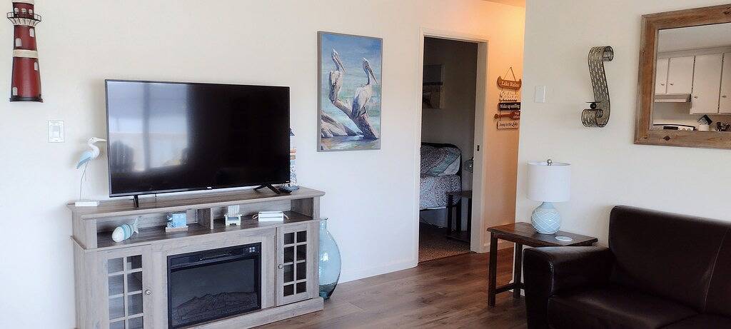 Casa Blanca waterfront house with private pier , sleeps 8. 4 bedrooms, 3 Bath in California North Coast