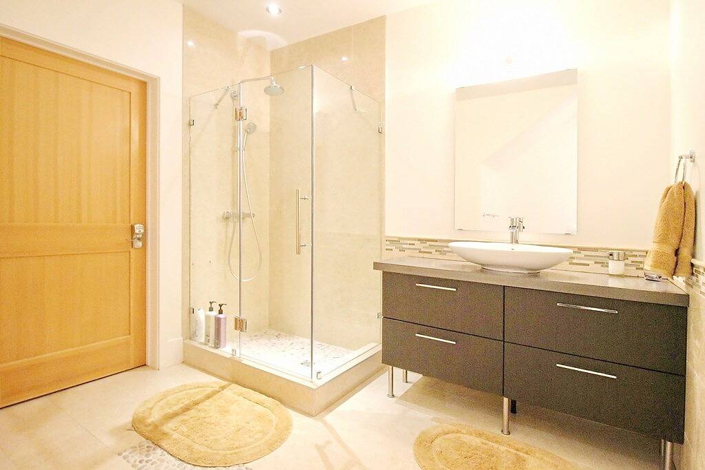 Mountain Modernes Design vom Feinsten. Neu gebautes 4000 qm großes Haus bei Khmr. in Kicking Horse