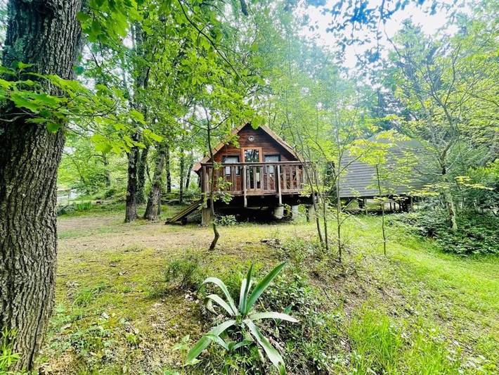 Location de vacances pour 4 personnes, avec piscine et terrasse à Camon