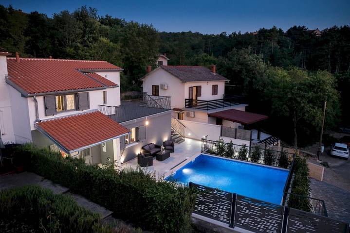 Villa pour 8 personnes, avec Balcon/Terrasse et Piscine à Klimno
