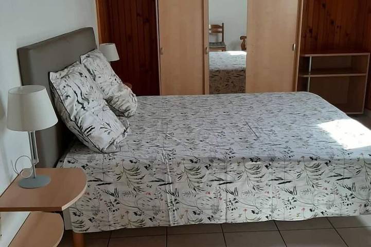 Location de vacances pour 3 personnes, avec terrasse dans La Biolle - 3