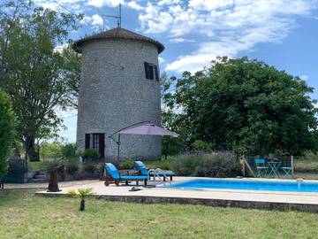 Gîte pour 2 personnes, avec vue ainsi que piscine et jardin à Loubès-Bernac