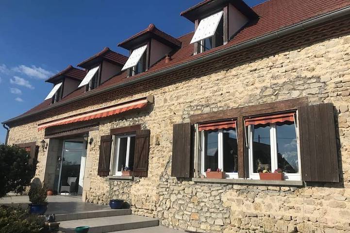 Gîte pour 12 personnes, avec jardin ainsi que piscine et jacuzzi dans Effiat