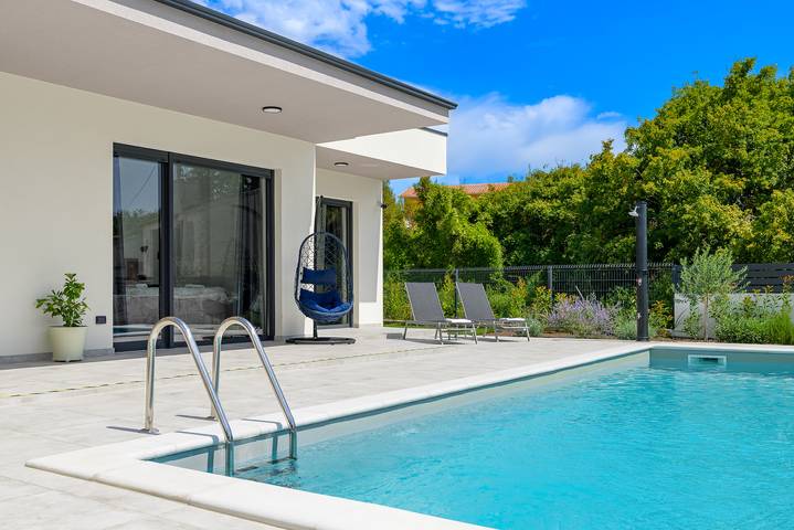 Villa pour 6 personnes, avec piscine ainsi que terrasse et jardin, animaux acceptés à Kanfanar