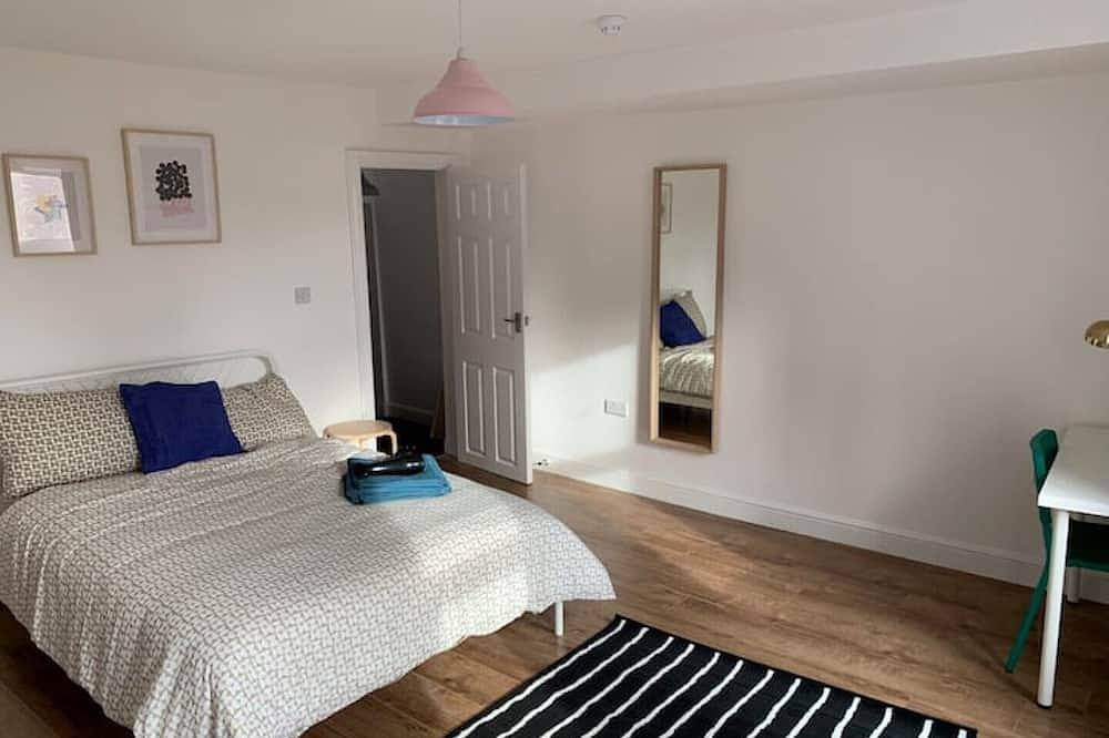Entire apartment, Nr Grand Hotel-Master Bedroom With A City View in Leicester, Heart of England