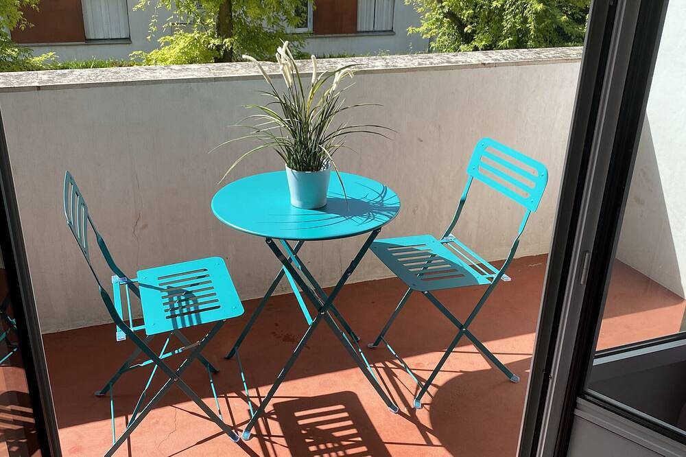Entire apartment, Studio Apartment 'Grand Studio Avec Loggia' with Private Terrace, Balcony and Wi-Fi in Thorigny-sur-Marne, Seine-et-Marne