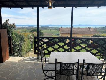 Appartamento per 2 persone, con terrazza e giardino nonché idromassaggio e piscina in Tuoro sul Trasimeno