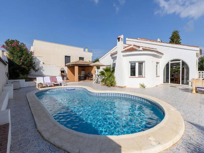 Gîte pour 6 personnes, avec balcon ainsi que piscine et jardin, adapté aux familles dans Formentera De Segura - 2