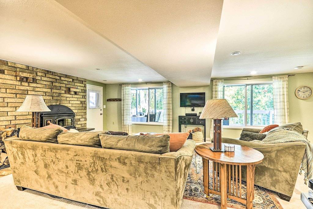 ‘The Owl’s Nest’ w/ Hot Tub & Forest Views! in Portland, Multnomah County