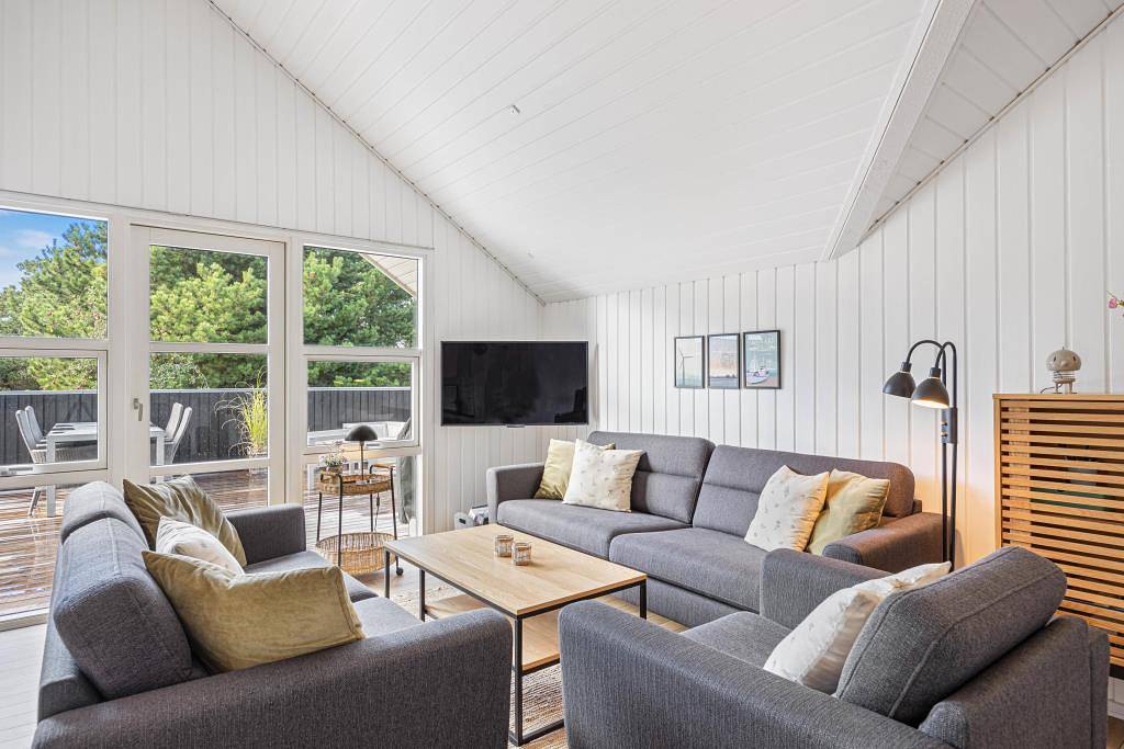 Kleines, buntes Ferienhaus mit Sauna & Kamin am Meer in Søndervig, Holmsland Klit