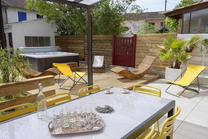 Gîte pour 8 personnes, avec Jacuzzi ainsi que Terrasse et Jardin