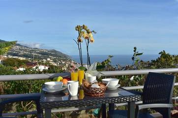 Gîte pour 2 personnes, avec vue et jardin dans Estreito da Calheta
