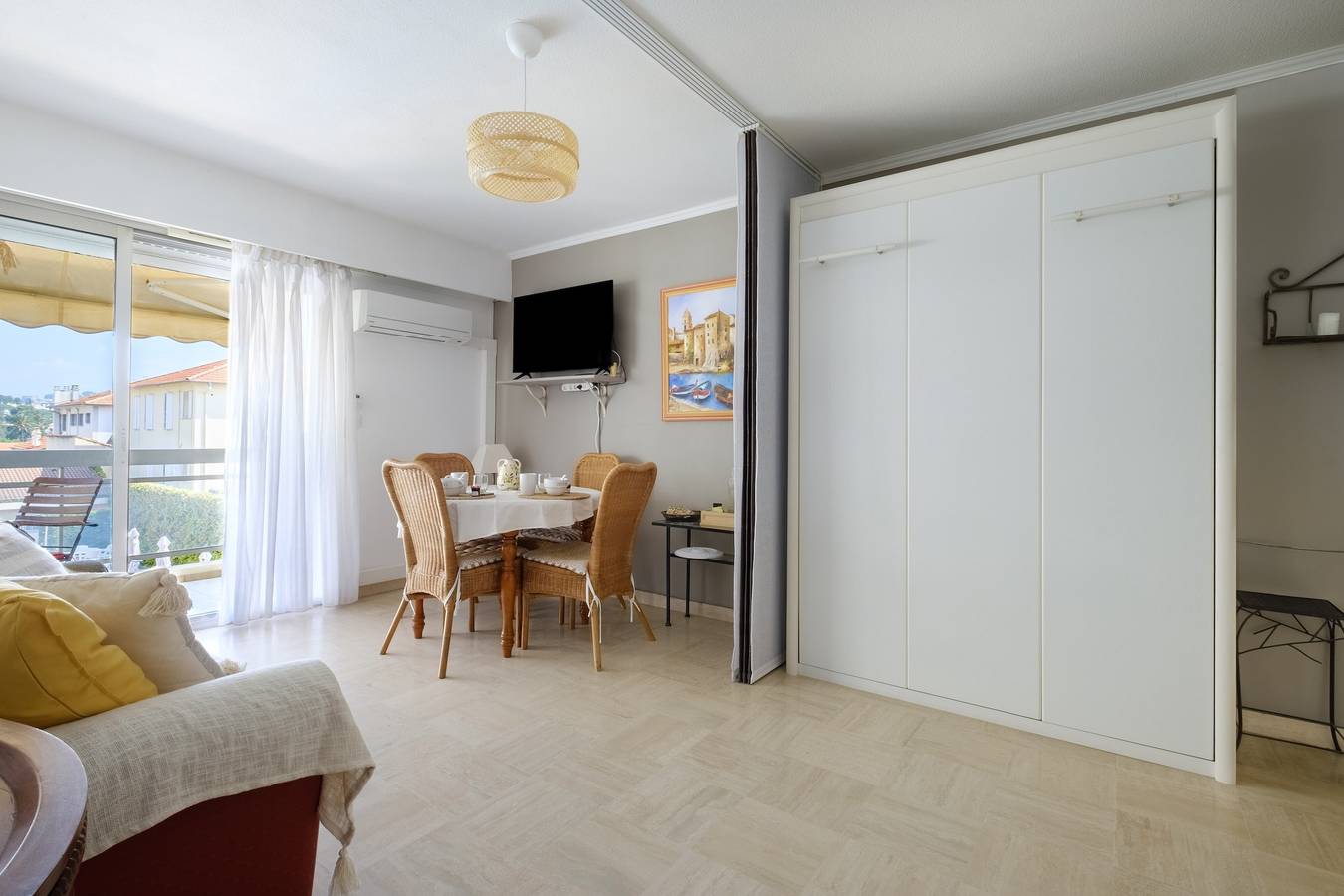 Studio entier, Studio 'Bellevue Cannes' avec vue sur la montagne, piscine partagée et climatisation in Cannes, Côte méditerranéenne (France)