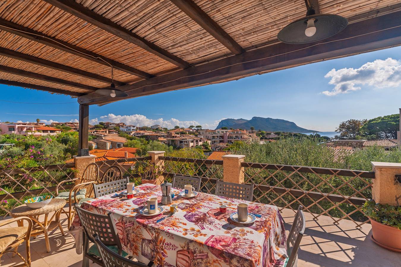 Vakantiehuis 'Stefano' met Uitzicht op Zee, Privéterras en Wi-Fi in Baia Caddinas, Golfo Aranci