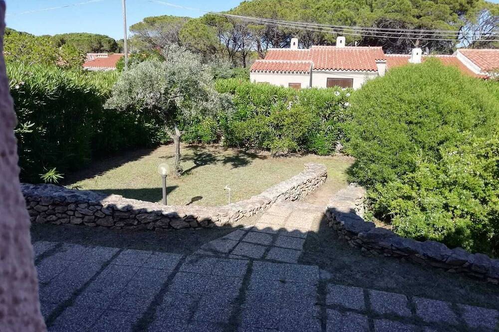 Villa with terrace and large garden 100 mt. from the sea in Baia Sant'Anna, Sardinien