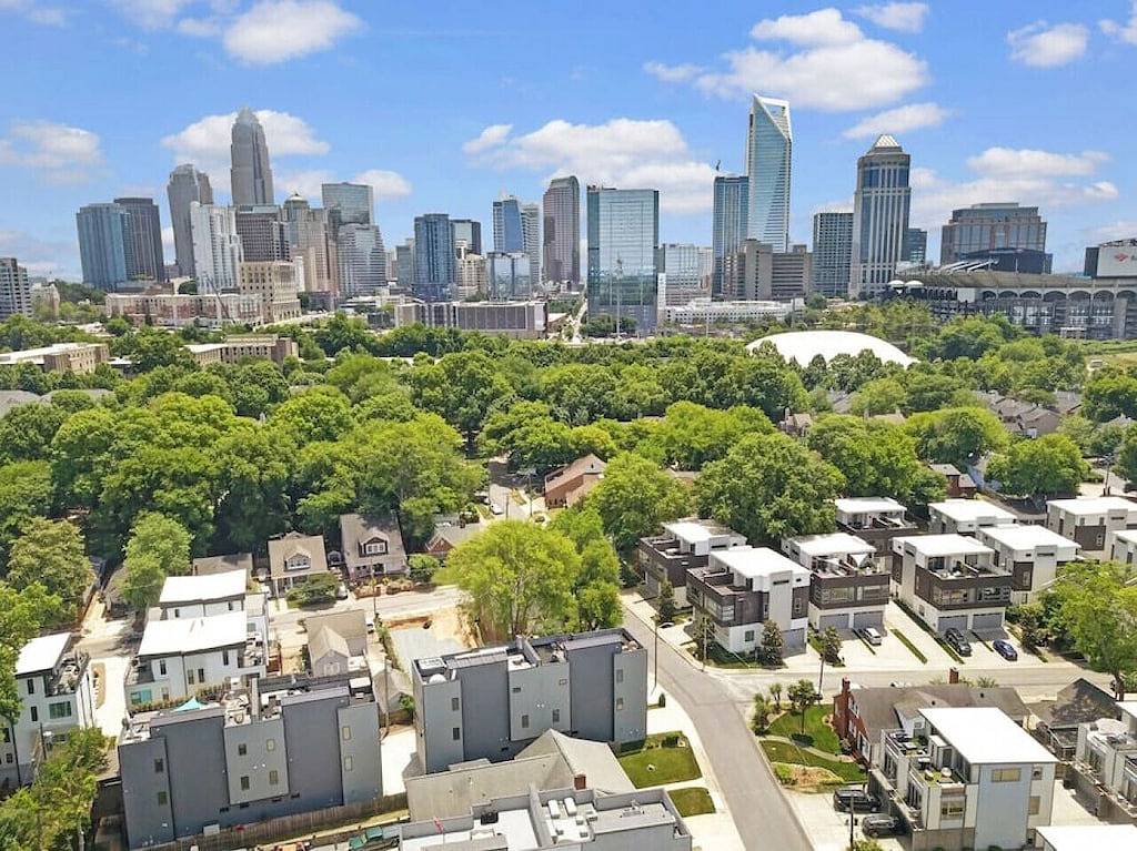 City Views, Rooftop Hot Tub, Golf Sim, Walk to Stadiums in Charlotte, Mecklenburg County