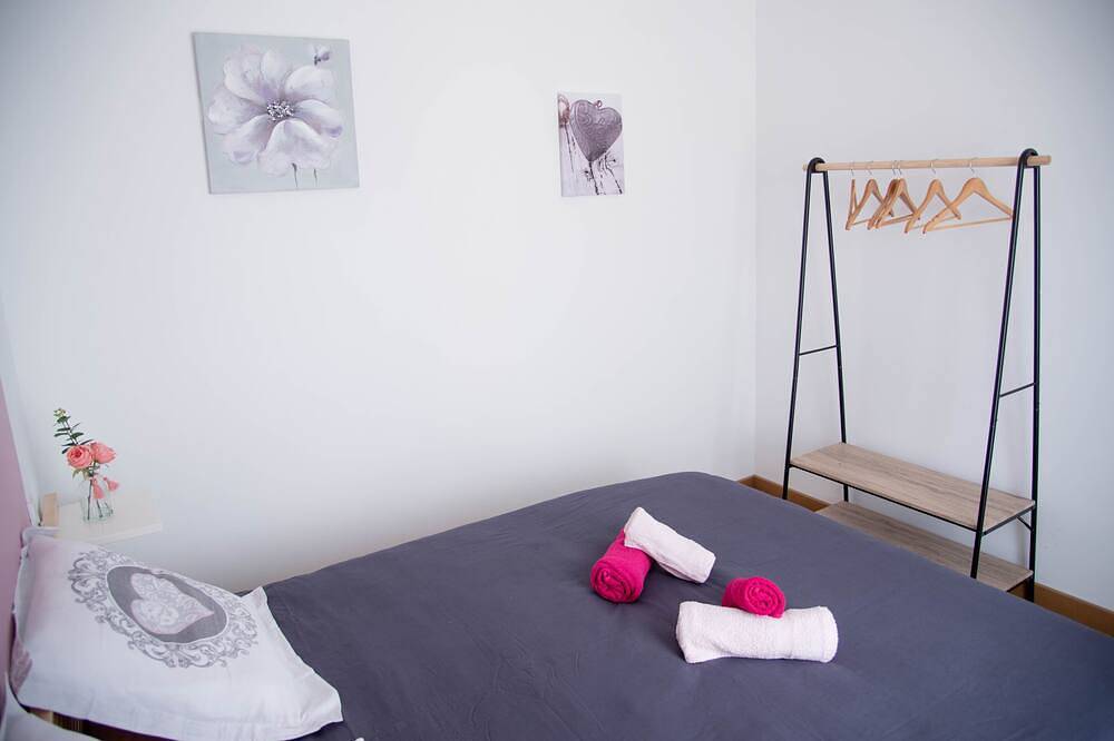 House With Air Conditioning, Terrace, Plancha 20 minutes from Nîmes in Mus, Nimes region
