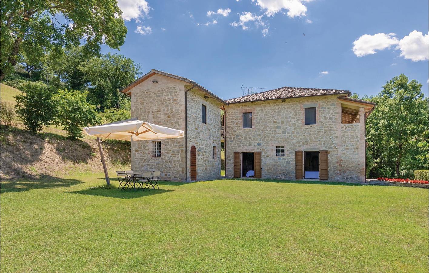 Ganze Ferienwohnung, Poolside Haven mit Parkplatz und Flussblick in Assisi, Perugia Provinz