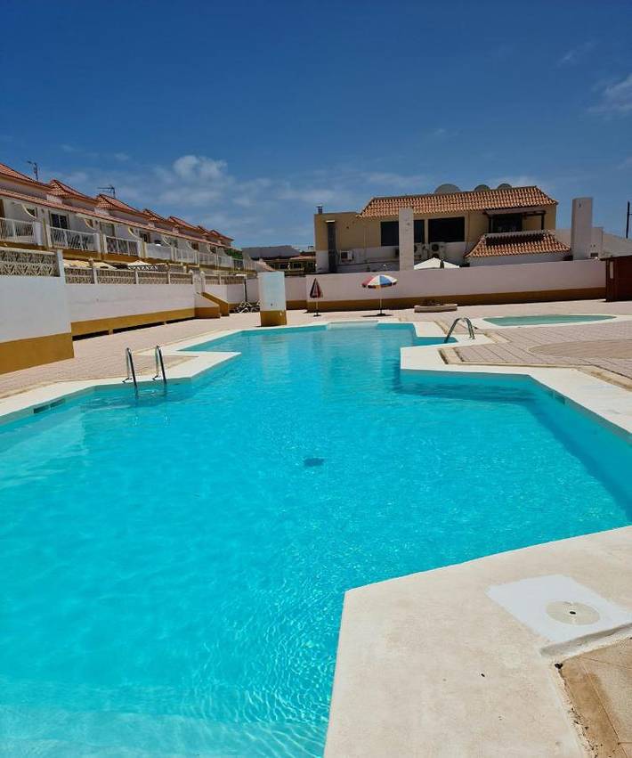 Apartamento para 4 personas, con piscina para niños y piscina además de vistas y terraza en Caleta de Fuste